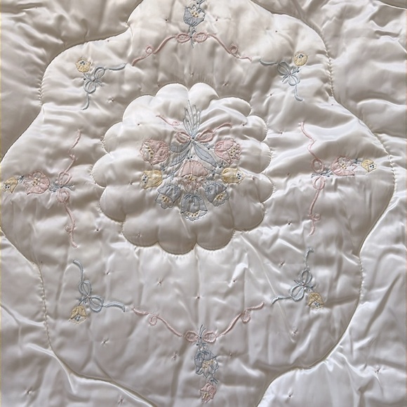 Vintage 1970s Elegant Cream Pastel Appliqué Embroidered Crib Quilt - Picture 2 of 7